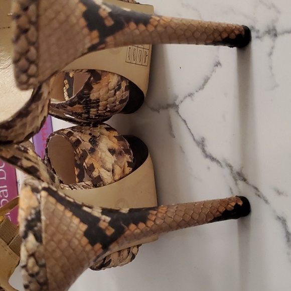 Michael Kors The Jetset 6 Heels - Picture 3 of 3